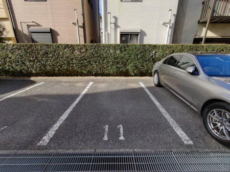  幅2.5ｍの余裕の駐車場です。11番の区画が利用できます。